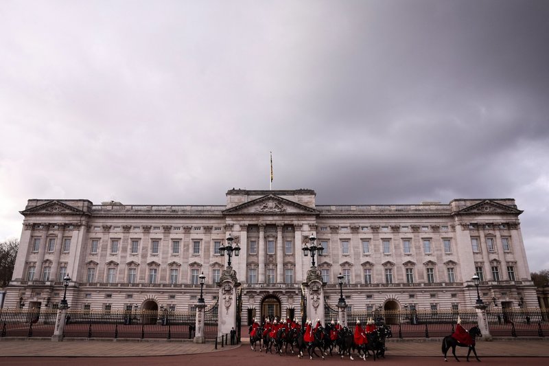 Bakingamo rūmai atliks tyrimą dėl darbuotojos sulaikymo: siautėjo ir sukėlė muštynes Londono bare