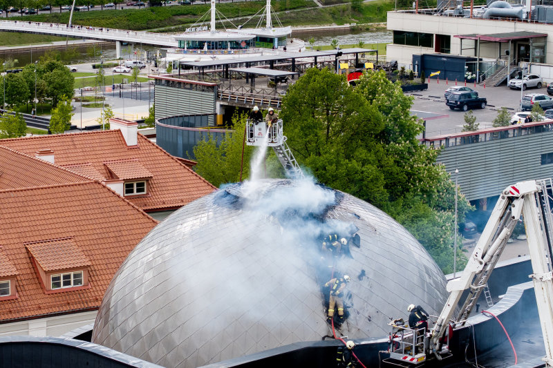 Vilniuje užsiliepsnojo planetariumo stogas: sulėkė gausios ugniagesių pajėgos