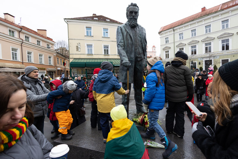 Simbolinę dieną Vilniuje prabilo paminklas Jonui Basanavičiui: kvietė pakelti galvas aukštyn