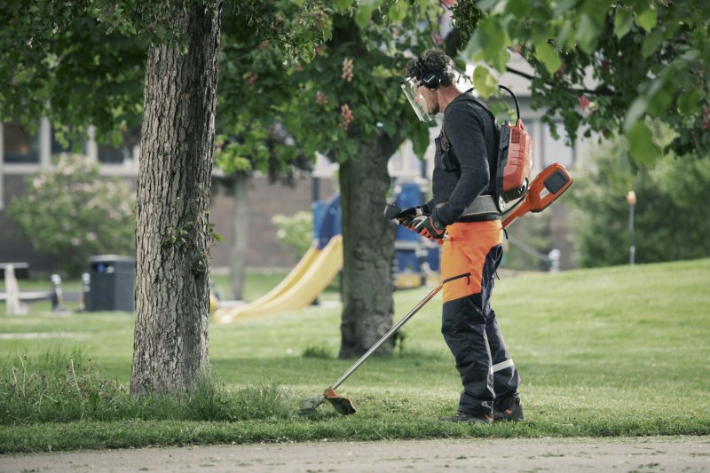 Nešiojamas akumuliatorius leidžia dirbti 10 val. „Husqvarna Lietuva“ nuotr.