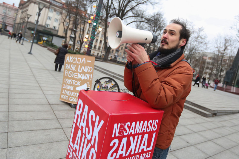 Lietuviško filmo „Nesamasis laikas“ kūrėjai siunčia smagų sveikinimą Naujųjų metų proga