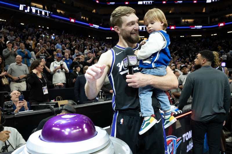 Domantas Sabonis su sūnumi Tigeriu