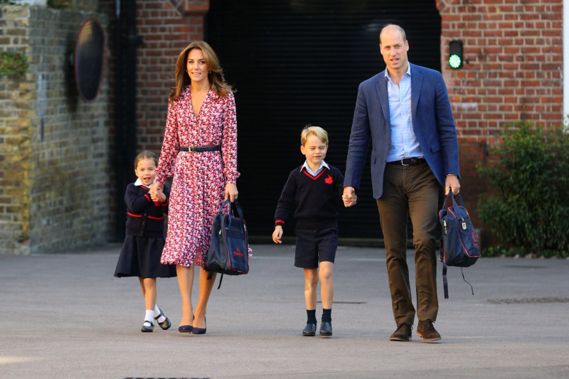 Pirmoji diena mokykloje: princesę Charlotte ir princą George'ą atlydėjo tėvai 