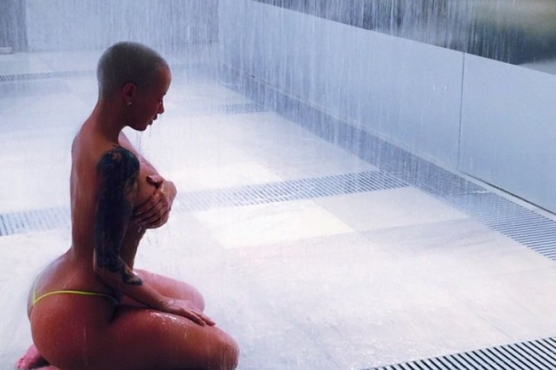 Modelis Amber Rose ir toliau kaitina kraują karštomis nuotraukomis iš atostogų Majamyje