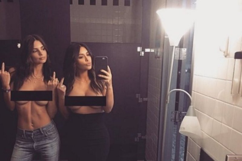 Krūtis apnuoginusios Kim Kardashian ir Emily Ratajkowski kritikams parodė vidurinįjį pirštą