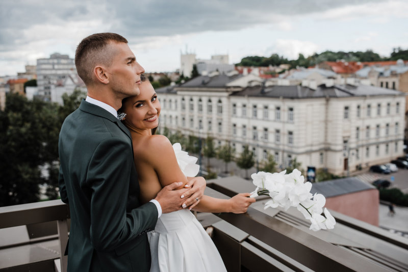 Dėl vestuvinių žiedų apsispręsti porai padėjo socialiniai tinklai. Mariaus Zakaro iš titano sukurti – patvarūs ir nekeliantys alergijos / Gabrielės Švirinės nuotrauka