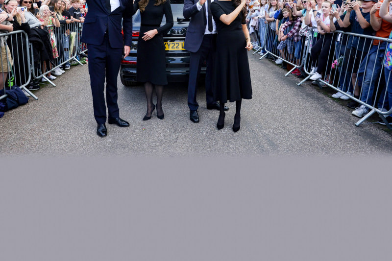 Senokai matyti kartu: nežinia, ar brolių Williamo ir Harry vienybė, pademonstruota po karalienės mirties, bus ilgalaikė, tačiau princai, su žmonomis pasirodę prie Vindzoro pilies padėkoti žmonėms už mirusiai monarchei atiduotą pagarbą, sulaukė šilto minios sutikimo / Getty nuotrauka