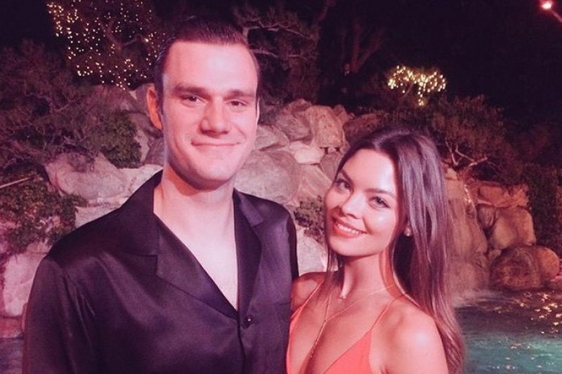 „Playboy“ įkūrėjo Hugh Hefnerio sūnus Cooperis pasipiršo aktorei Scarlett Byrne