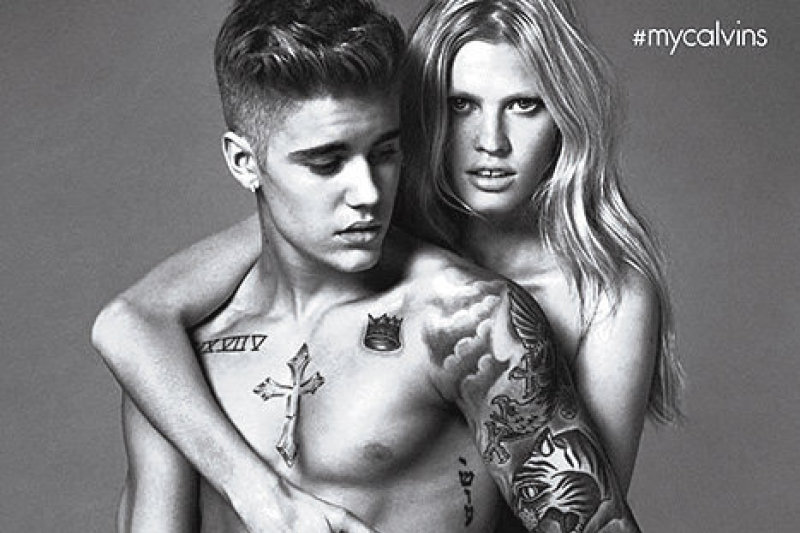 Justinas Bieberis ir Lara Stone „Calvin Klein“ reklamoje