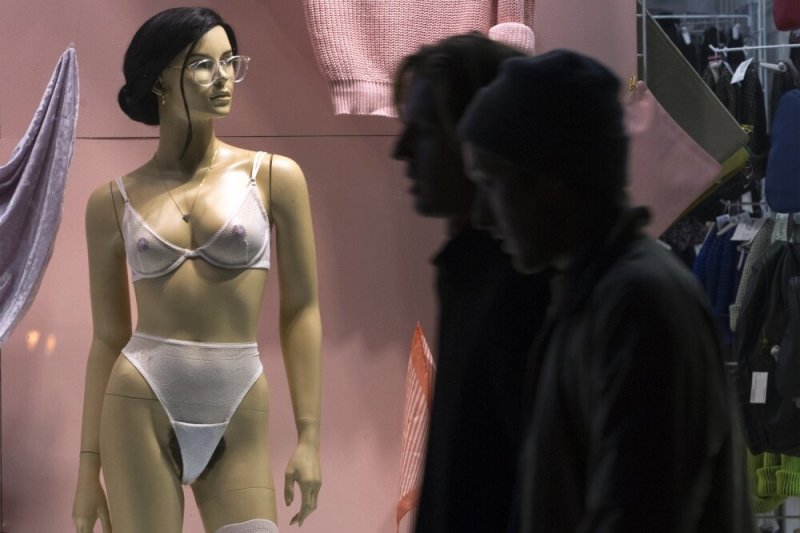 Parduotuvė „American Apparel“ vitrinoje pastatė manekenus, kuriuos išvydę niujorkiečiai netenka žado