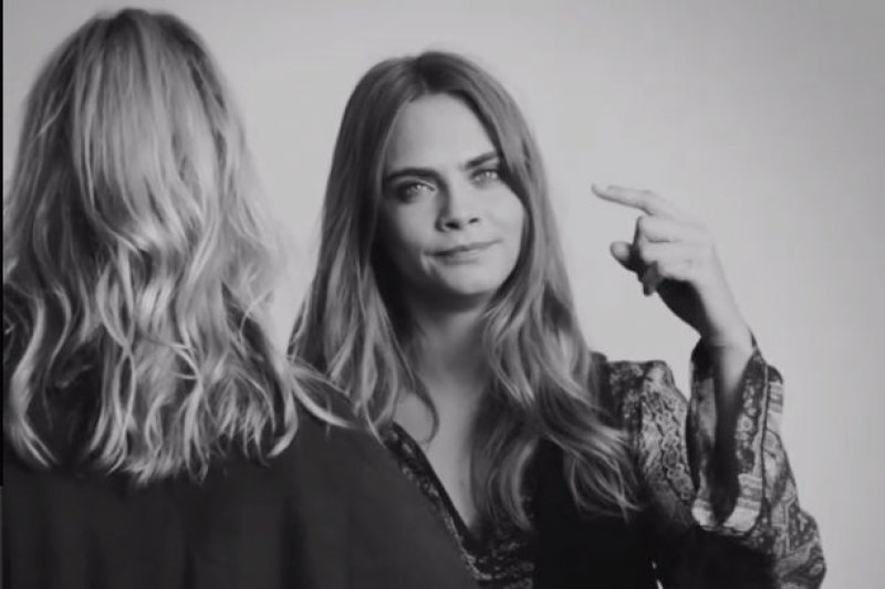 „Mango“ reklama užminė mįslę: kas toji paslaptinga mergina šalia Caros Delevingne?