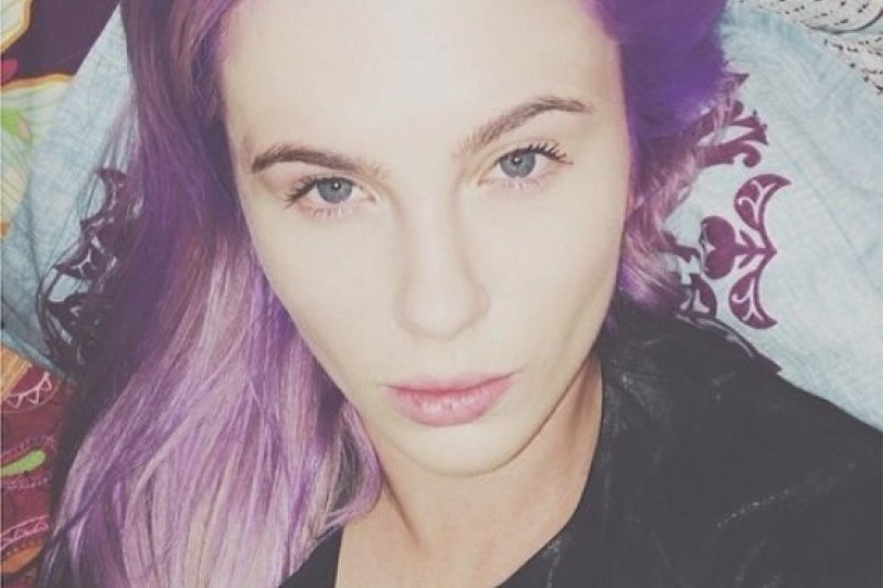 Manekenė Ireland Baldwin prisijungė prie Holivudo violetinplaukių klubo