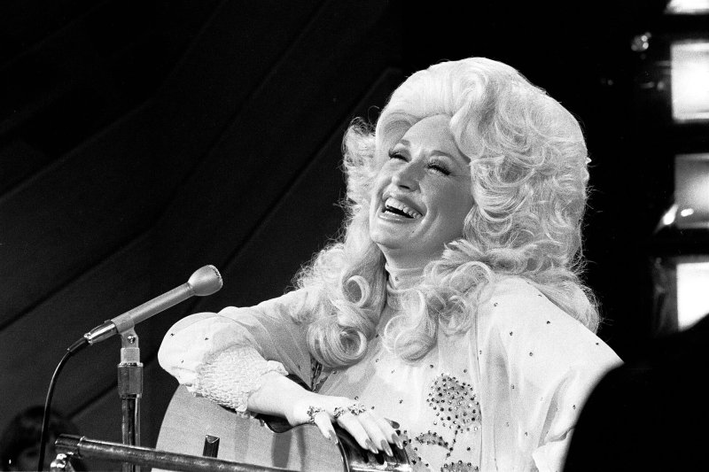 Dolly Parton – Philo Donahue šou viešnia 1977 metais / Getty nuotrauka