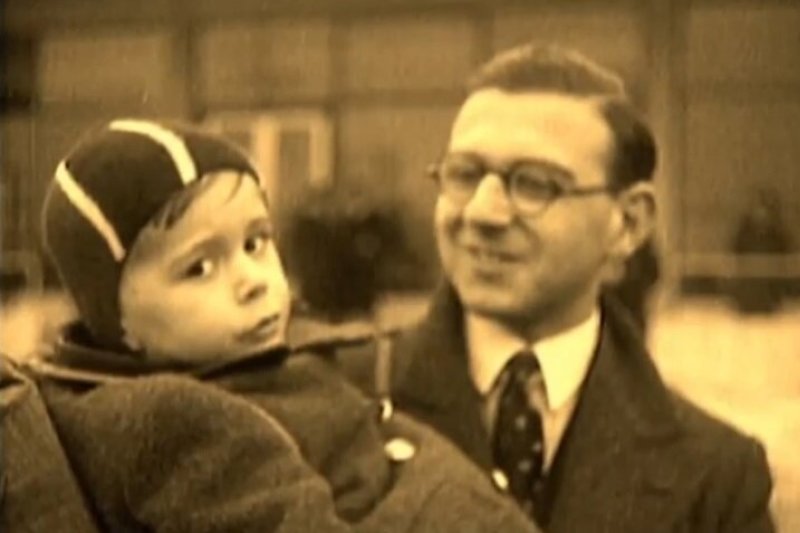 Seras Nicholas Wintonas su vienu iš žydų vaikų, kurį išgelbėjo per holokaustą