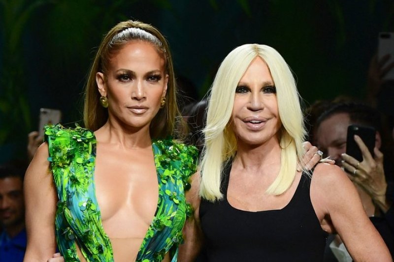 Donatella Versace atsisakė „Versace“ kūrybos direktorės posto