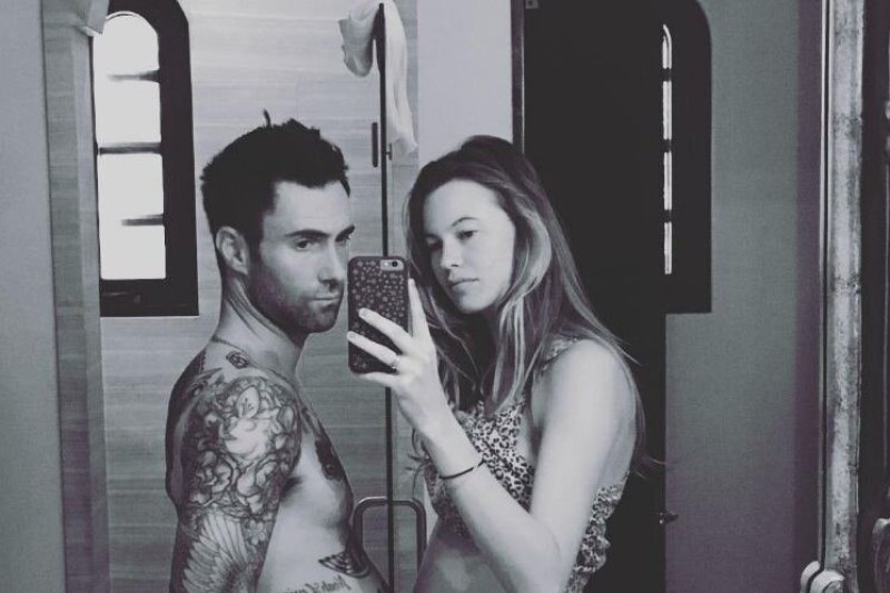 Adamas Levine'as ir jo besilaukianti žmona Behati Prinsloo palygino savo pilvus