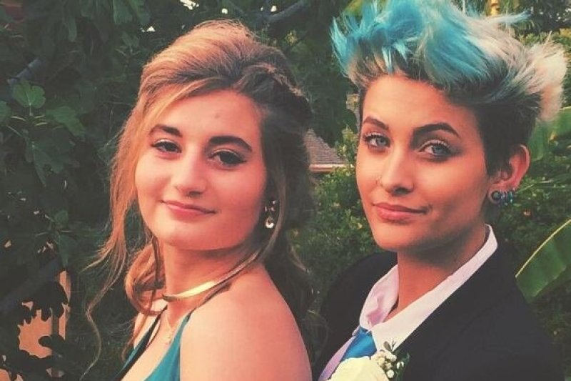 Vyrišku kostiumu apsirengusi Paris Jackson į mokyklos išleistuves atėjo su drauge