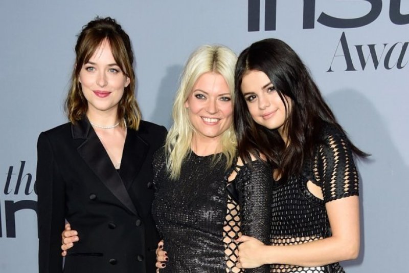 Dakota Johnson ir Selena Gomez su stiliste Kate Young