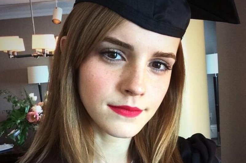 Filmų apie Harį Poterį žvaigždei Emmai Watson įteiktas bakalauro diplomas