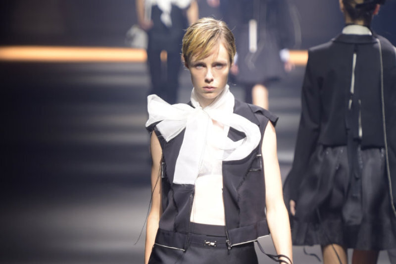 „Lanvin“ 2016 m. pavasario-vasaros kolekcija: nuo juodai-baltos kasdienybės iki tviskančio vakaro