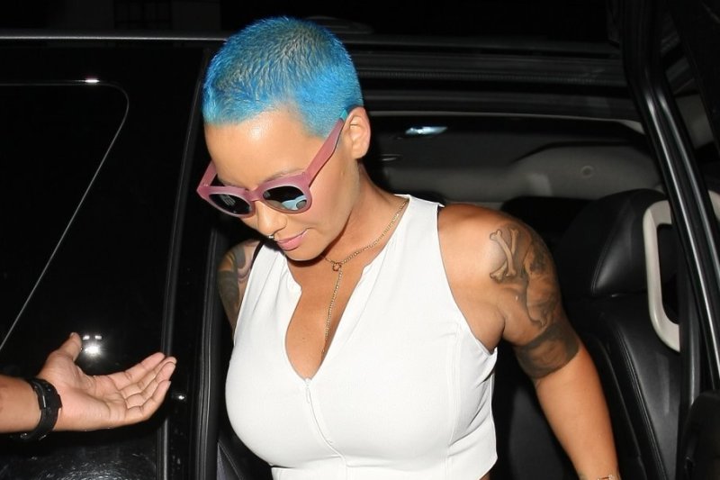 Seksualioji Amber Rose plaukus nusidažė mėlynai