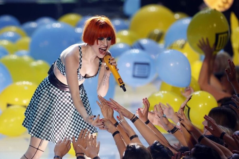 „Paramore“ vokalistė Hayley Williams susižadėjo su roko atlikėju Chadu Gilbertu