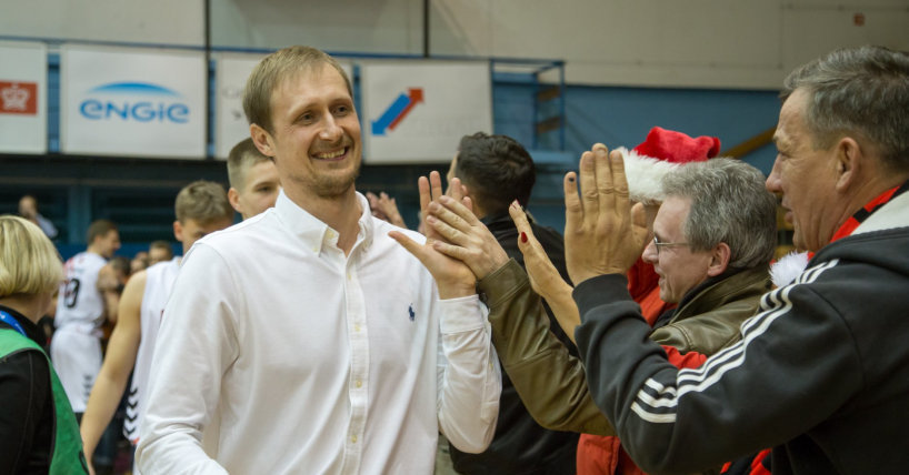 Trener, który zgubił litewski paszport, tworzy w Polsce koszykarski cud: „Nikt się tego nie spodziewał!”