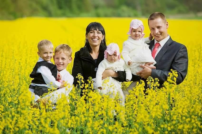 Naturjevų šeimos albumo nuotr./Olegui ir Inesai buvo vos po 28-erius metus, kai jie tapo keturių vaikų tėvais!