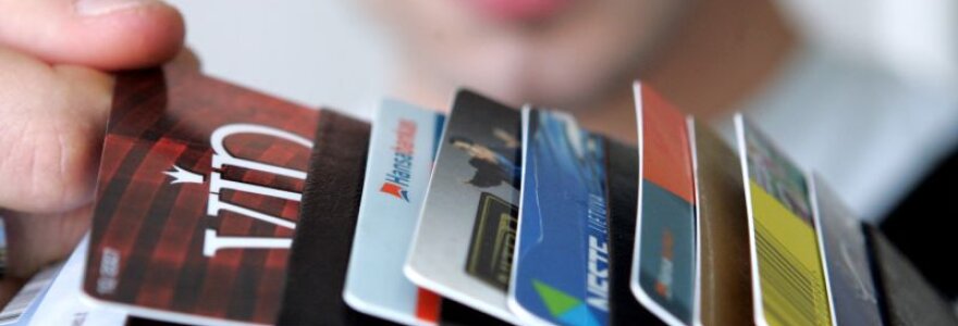 Sukčiai rado naują apgaudinėjimo būdą &ndash; i&scaron; patiklių žmonių perka bankų korteles. 