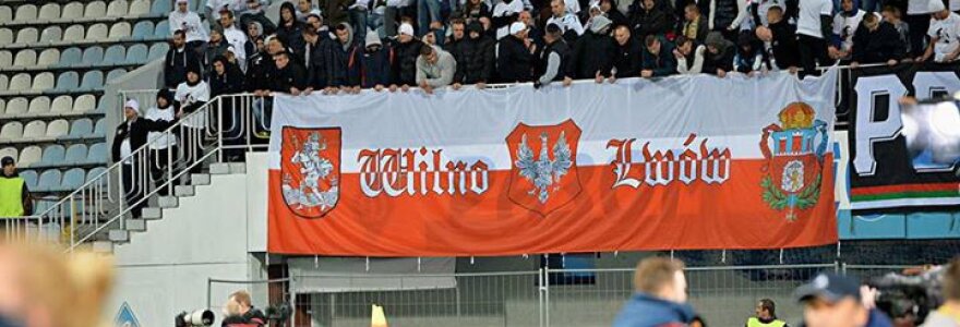 Lenkų futbolo sirgalių i&scaron;keltas plakatas Kijevo stadione