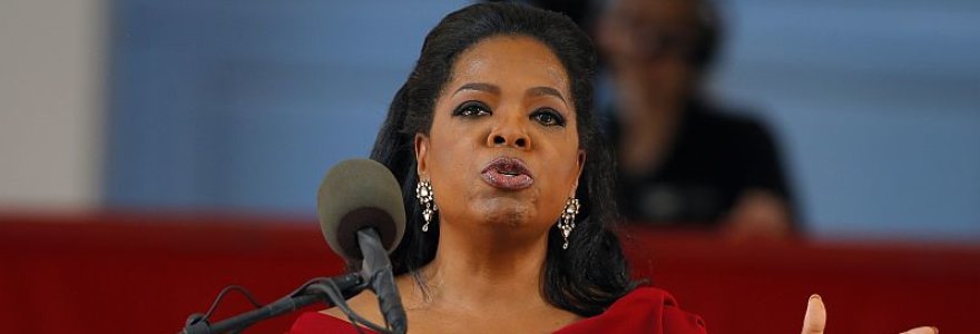 Oprah Winfrey Harvardo universitete skaito kalbą. Moteris yra gavusi garbės teisės daktaro laipsnį. 