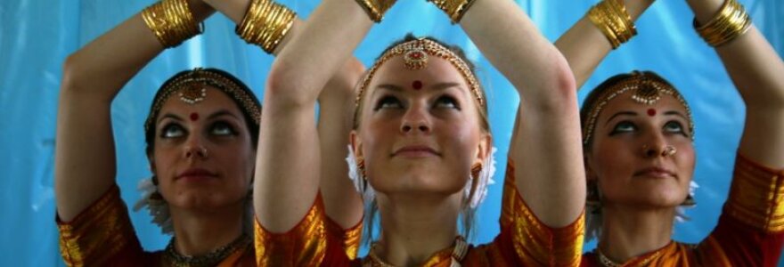 Foto naujienai: Laura Karvelytė mokosi indi&scaron;kų &scaron;okių