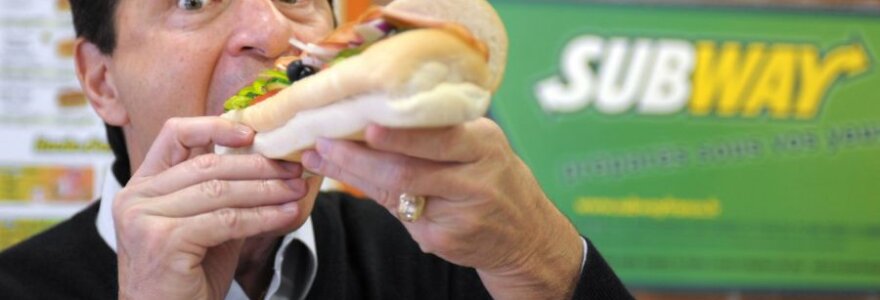 Vienam &bdquo;Subway&ldquo; tinklo sumanytojų, milijardieriui Fredui DeLuca, dėl skundų gali tekti patu&scaron;tinti ki&scaron;enę.