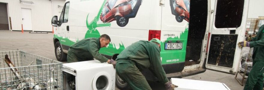 Nereikalingą elektroniką bus galimą atne&scaron;ti prie parduotuvių. EEPA įspėja, kad  i&scaron;mesti atliekas &scaron;alia konteinerių griežtai draudžiama.