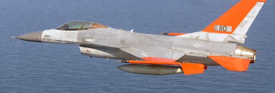 QF-16 skrydis be piloto