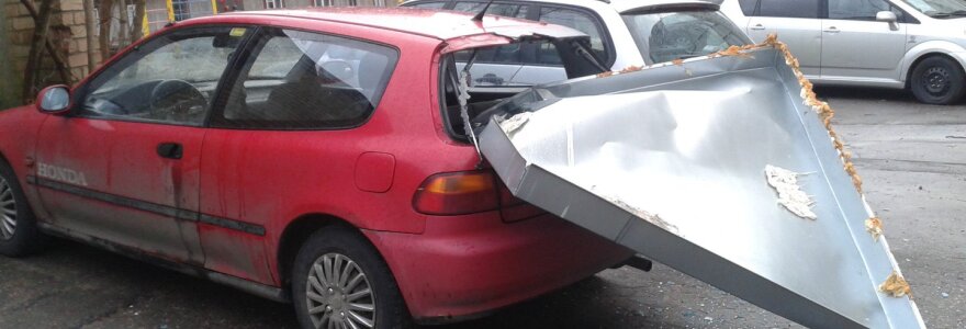 Vilniuje automobilį perskrodė nuo stogo nukritusi skarda