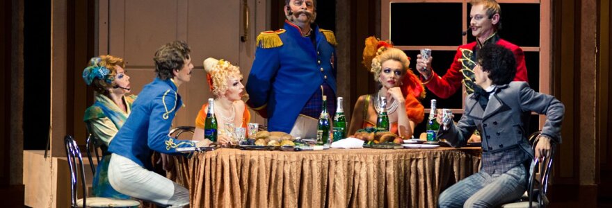 Scena i&scaron; Baltarusijos muzikinio teatro spektaklio &bdquo;Tikra poručiko Rževskio istorija&ldquo;