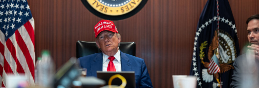 Donaldas Trumpas stebi JAV smūgius Irane