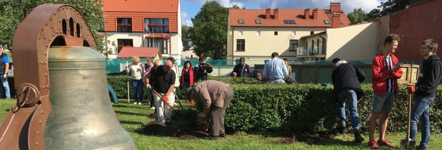 Klaipėdiečiai rinkosi į talka - šalinama daugiau nei dvidešimt metų vešėjusi gyvatvorė, žymėjusi buvusią šv. Jono bažnyčią senamiestyje.