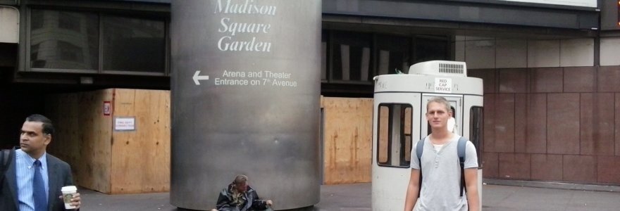 Akimirka iš praėjusios kelionės po JAV – Gediminas prie Madison Square Garden Niujorke.