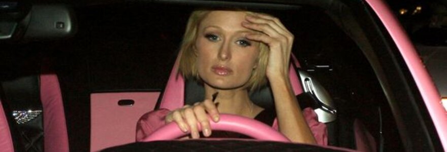 Paris Hilton automobilyje