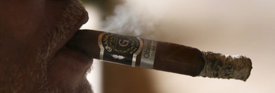 Cigarų gamyklos vadovas rūko &bdquo;Obama 44&ldquo; cigarą.