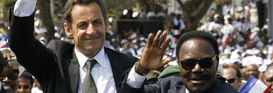 2007-aisiais Prancūzijos prezidentas Nicolas Sarkozy apsilankė Gabone ir susitiko su Omaru Bongo Ondimba.