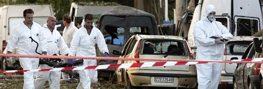 Policijos ekspertai tyrinėja sprogimo vietą prie Atėnų akcijų biržos.