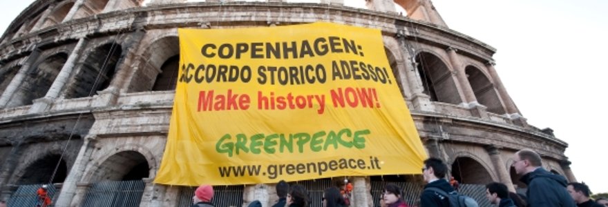 „Greenpeace“ aktyvistai savo transparantus išskleidė ant Romos Koliziejaus sienų.