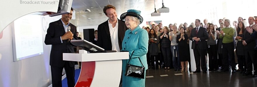 Elžbieta II apsilankė kompanijos &bdquo;Google&ldquo; Londono skyriuje.