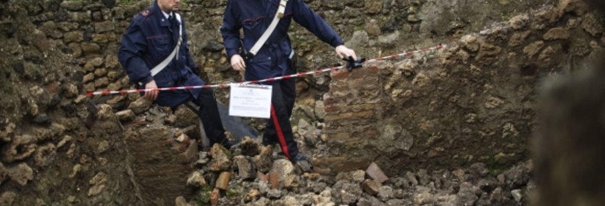 Policininkai aptvėrė teritoriją, kurioje nugriuvo antikinio namo siena.