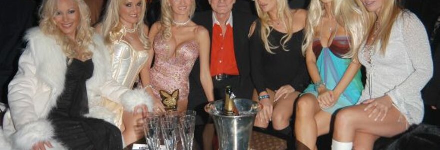 Hugh Hefneris su merginomis