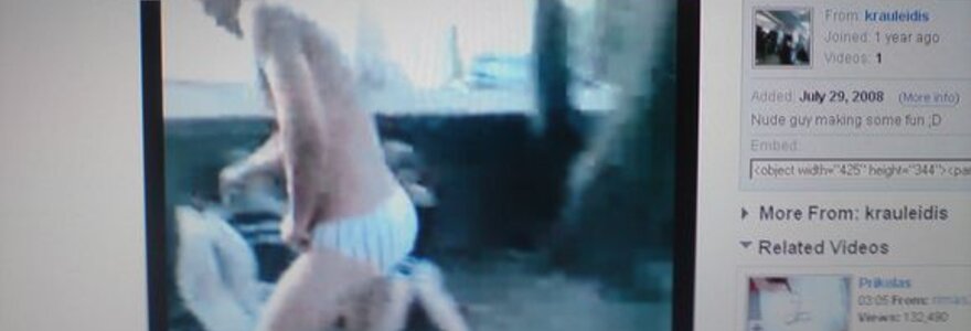 Klaipėdos rajono policijos pareigūnai tiria vie&scaron;osios tvarkos pažeidimą, kuris užfiksuotas filmuotoje medžiagoje ir rodomas viename internetiniame puslaypje.