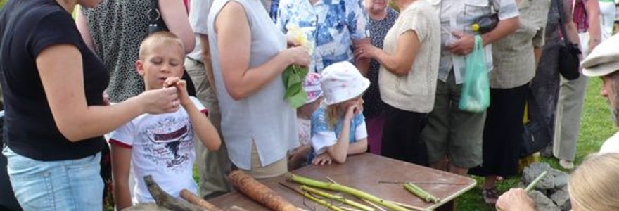 Šiaulių universiteto sode vykstančios Žolinės šventės dalyvius domina iš augalų pagaminti muzikos instrumentai.